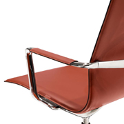 con braccioli rivestiti in pelle